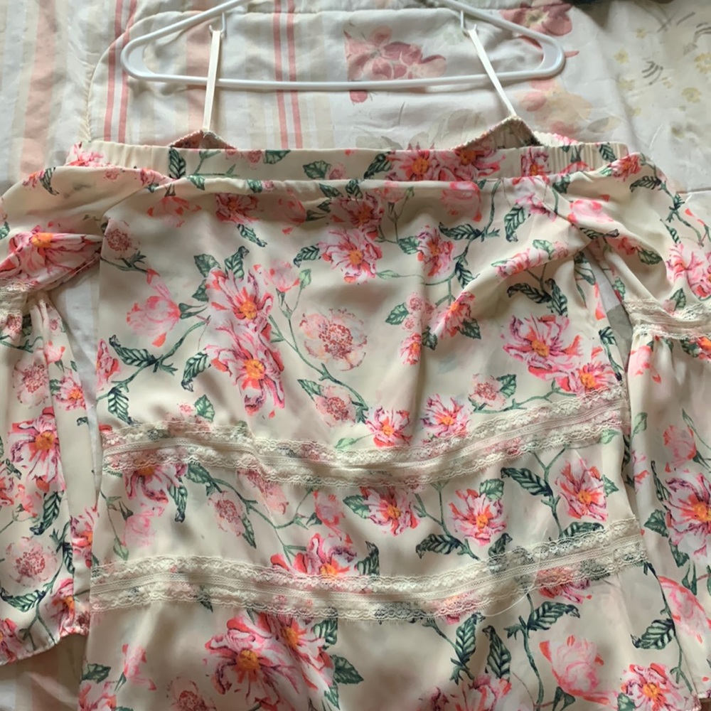 Summery Blouse with flowers on🌸